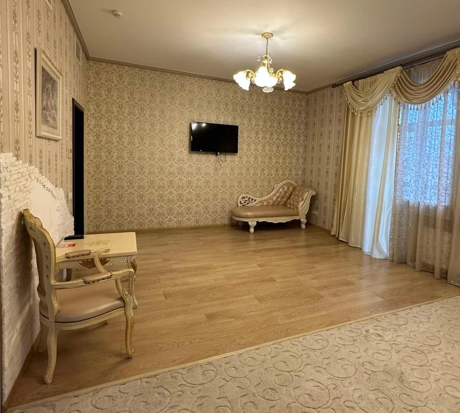 Готель-Ресторан Chalet ビーラ・ツェールクヴァ エクステリア 写真